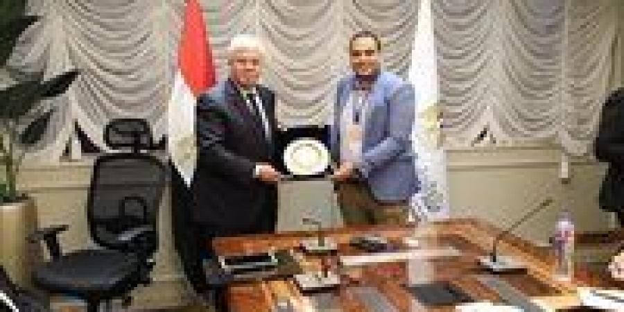 مهندس
      مصري
      يفوز
      بالمركز
      الثالث
      عن
      أفضل
      اختراع
      عالمي
      بمجال
      الطاقة