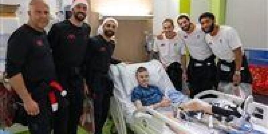 قبل
      الكريسماس:
      محمد
      صلاح
      يزور
      مستشفى
      للأطفال
      في
      مدينة
      ليفربول
      (صور)