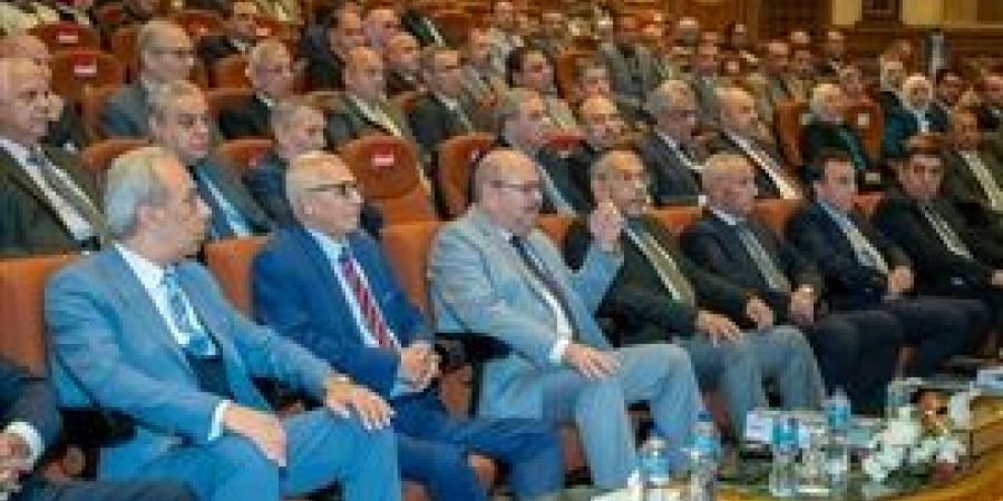 وزير
      الدولة
      للإنتاج
      الحربى
      يترأس
      الجمعيات
      العمومية
      للشركات
      والوحدات
      التابعة
      للوزارة