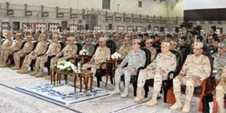 وزير
      الدفاع
      والإنتاج
      الحربى
      يتفقد
      إحدى
      القواعد
      الجوية