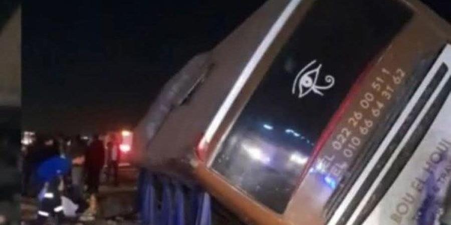 إصابات خطيرة وحرجة لـ 13 شخصًا في انقلاب أتوبيس على طريق السويس