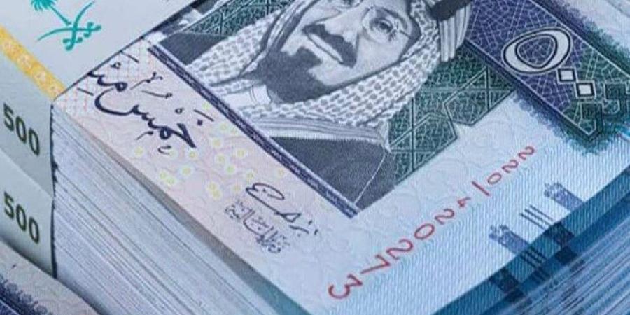 انخفاض سعر الريال السعودي تزامنًا مع موسم العمرة