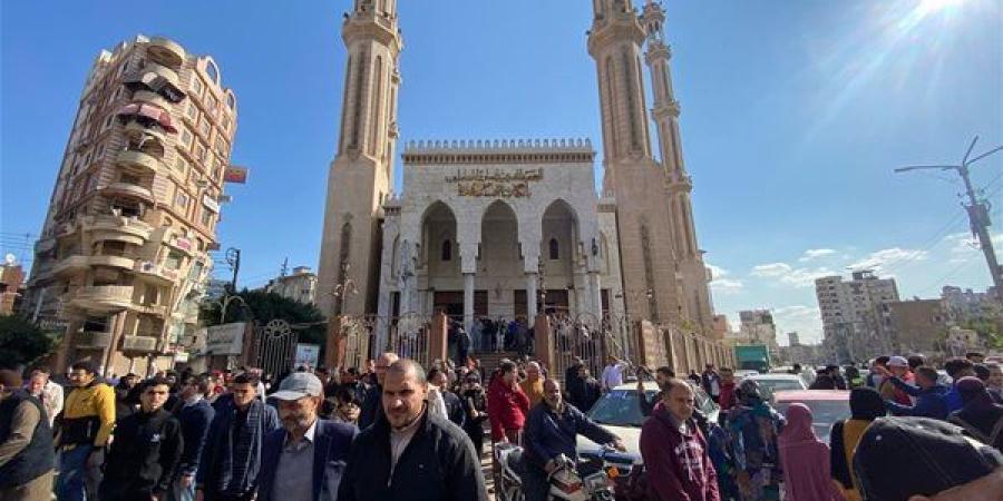 بالصور..
      تشيع
      جثمان
      المدير
      الفني
      لـ
      نادي
      عمال
      المنصورة
      بحضور
      لاعبي
      الفريق