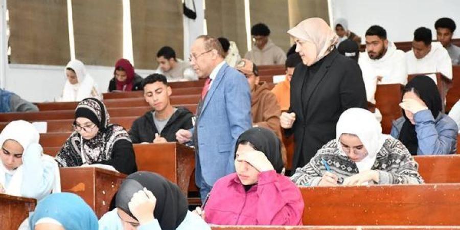 طلاب
      جامعة
      قناة
      السويس
      يؤدون
      امتحانات
      نهاية
      الفصل
      الدراسي
      الأول