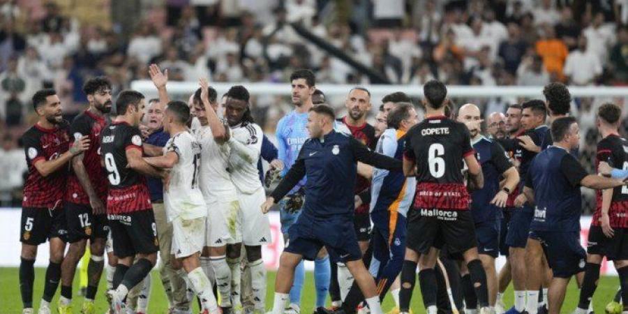 مفاجأة
      بتقرير
      حكم
      مباراة
      ريال
      مدريد
      وريال
      مايوركا
      بكأس
      السوبر
      الإسباني