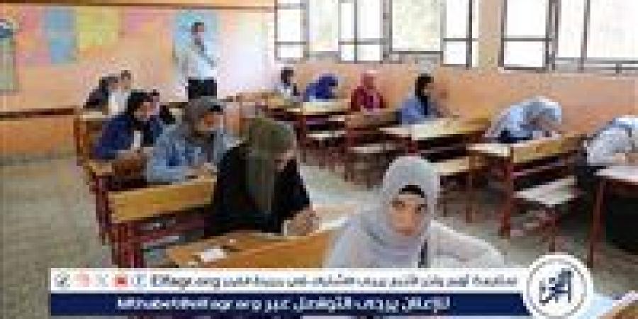 طلاب
      وطالبات
      الصف
      الأول
      الثانوي
      في
      محافظة
      الدقهلية
      يؤدوا
      اليوم
      امتحان
      اللغة
      الأجنبية
      الاولي