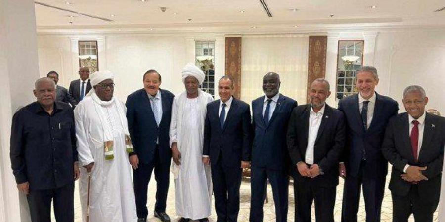 وزير
      الخارجية
      المصري
      يلتقي
      مع
      مجموعة
      من
      الوزراء
      السودانيين