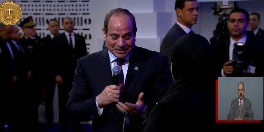 الرئيس السيسي لوالدة الشهيد عمر القاضي: تضحياتكم حافظت على مصر ولن ننساكم أبدًا