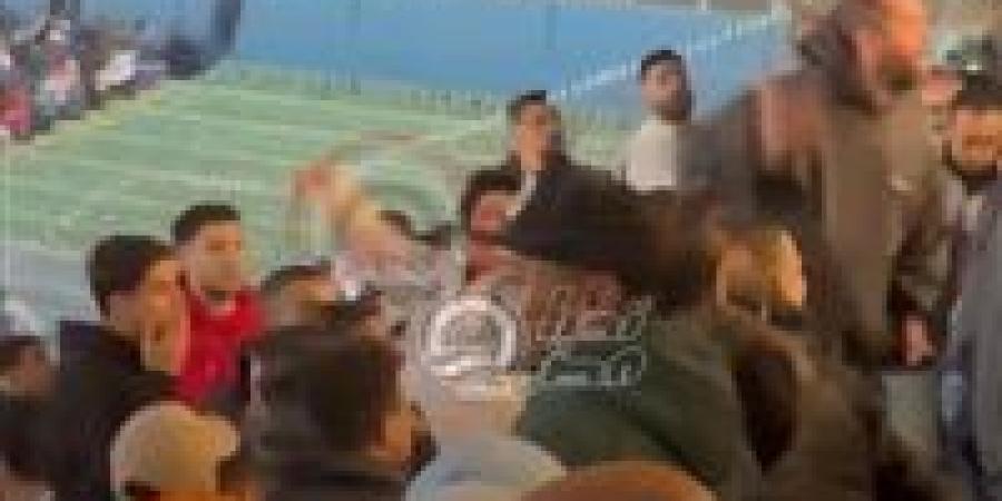 بعد
      الهزيمة
      أمام
      بيراميدز..
      جماهير
      الزمالك
      تعتدي
      على
      حسين
      لبيب
      رئيس
      النادي
      بألفاظ
      خارجة|
      فيديو