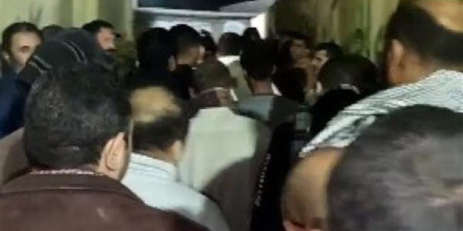 صور..
      تشييع
      جثمان
      ضحية
      الأسد
      بحديقة
      الحيوان
      بالفيوم