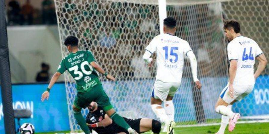 الأهلي
      يتغلّب
      على
      الفتح
      بالدوري
      السعودي
      للمحترفين