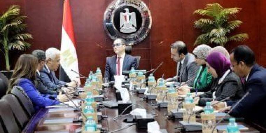 مصر:
      وزير
      الاستثمار
      يستعرض
      مشروعات
      هايدلبرج
      ماتيريالز
      لصناعة
      الأسمنت