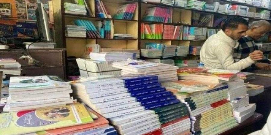 ضبط
      مالك
      مكتبة
      ومطبعة
      ”بدون
      ترخيص”
      بالجيزة
      وبحوزته
      250
      نسخة
      مقلدة
      من
      الكتب
      الخارجية
      لمختلف
      المواد
      والسنوات