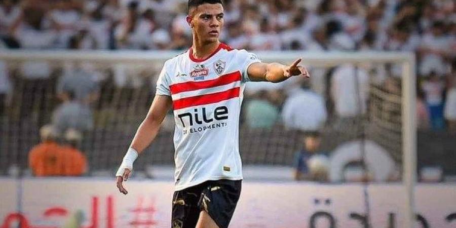 محمد شحاتة يساند الزمالك أمام بتروجت من مدرجات السلام