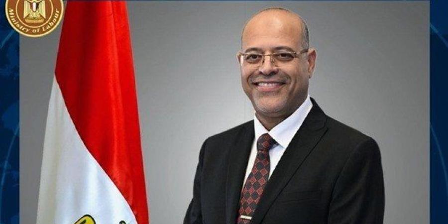 مصر:
      وزير
      العمل
      يعلن
      51
      فرصة
      عمل
      جديدة
      بالسعودية
      براتب
      يصل
      لـ70
      ألف
      ريال
      شهريا