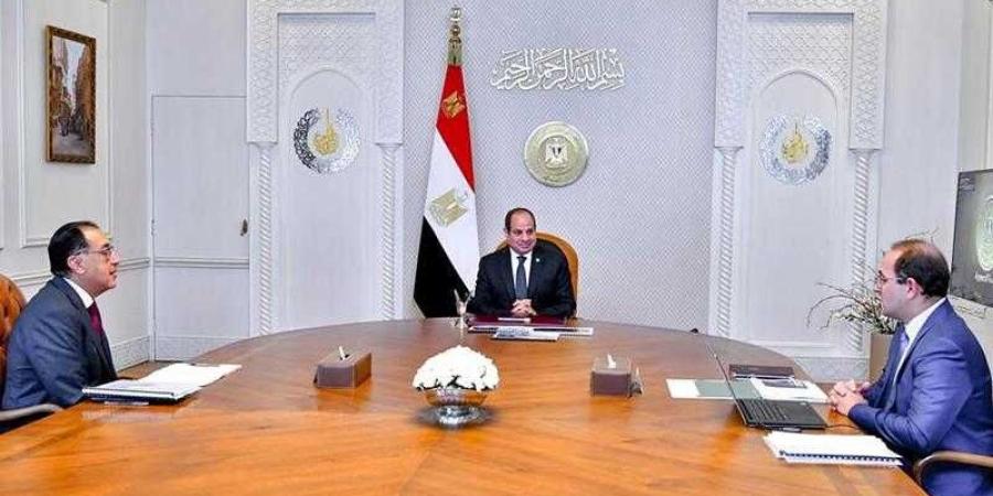 الرئيس
      السيسي
      يجتمع
      مع
      رئيس
      الوزراء
      ووزير
      المالية