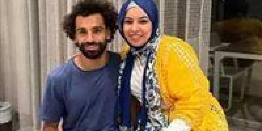 شقيقة
      محمد
      صلاح
      تكشف
      عن
      علاقتها
      بشقيقها
      في
      طفولتهما