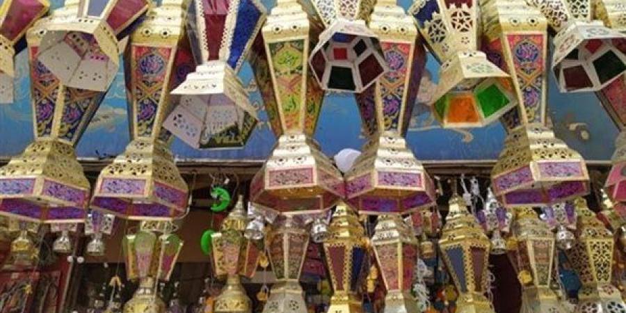 فانوس
      رمضان..
      من
      أين
      بدأت
      قصة
      اللعبة
      الأشهر
      في
      الشهر
      الكريم؟..
      تحول
      من
      مصدر
      إضاءة
      في
      المنازل
      إلى
      رمز
      للبهجة
      والتعبير
      عن
      قدوم
      الشهر
      المعظم..
      بدأت
      رحلته
      من
      العصر
      الفاطمي
      والصين
      أكبر
      المصنعين
      حول
      العالم