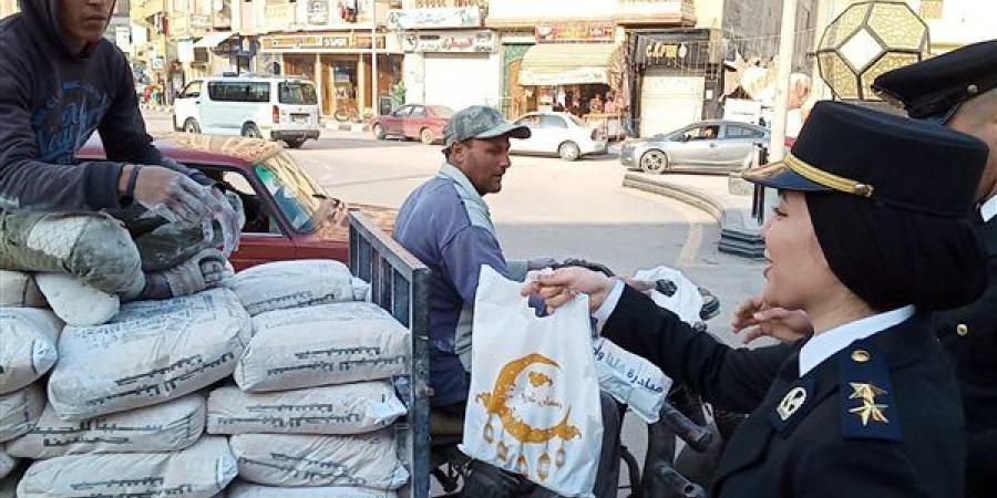 رجال
      الشرطة
      يوزعون
      وجبات
      على
      المواطنين
      بشوارع
      دمنهور
      بالبحيرة..
      صور