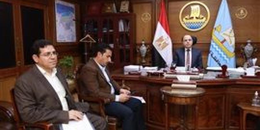 محافظ
      كفر
      الشيخ
      يناقش
      14
      شكوى
      في
      لقاء
      المواطنين