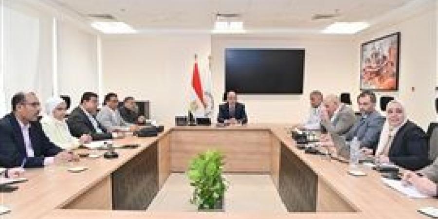 وزير
      الري
      يتابع
      خطة
      الوزارة
      في
      ملف
      التكيف
      مع
      التغيرات
      المناخية