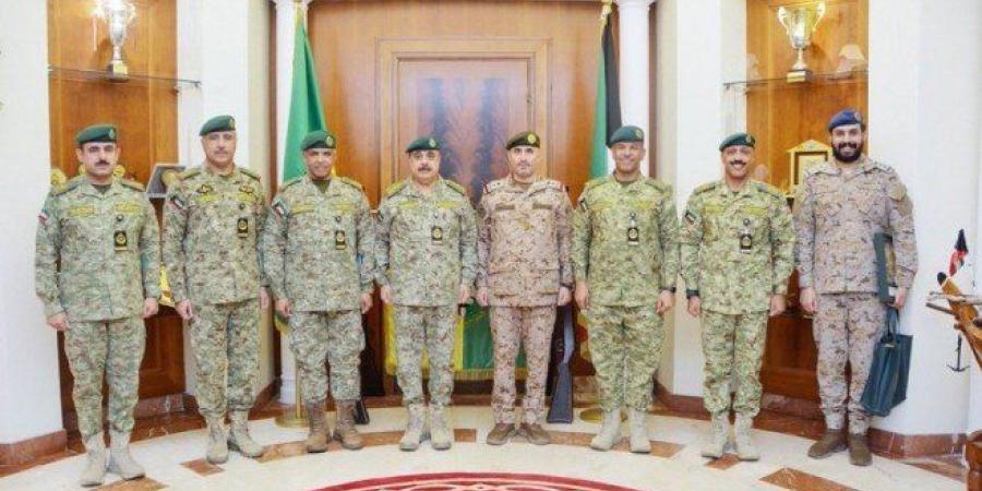 وكيل
      الحرس
      الوطني
      الكويتي
      يبحث
      مع
      الملحق
      العسكري
      السعودي
      سبل
      تعزيز
      التعاون
      وموضوعات
      مشتركة