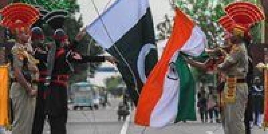 رويترز
      عن
      شهود
      عيان:
      سماع
      دوي
      انفجارات
      في
      منطقة
      كشمير
      الباكستانية