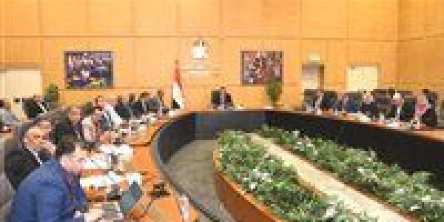 وزير
      الإسكان
      يتابع
      مشروعات
      "حياة
      كريمة
      "
      بمحافظات
      الأقصر
      وكفر
      الشيخ
      والفيوم