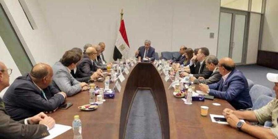وزير
      السياحة
      والآثار
      يتابع
      تطوير
      منظومة
      التشغيل
      التجريبي
      للخدمات
      السياحية
      بمنطقة
      أهرامات
      الجيزة