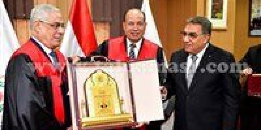 منح
      الدكتوراه
      الفخرية
      للنائب
      العام
      من
      جامعة
      المنصورة
      تقديرًا
      لإسهاماته
      في
      دعم
      العدالة