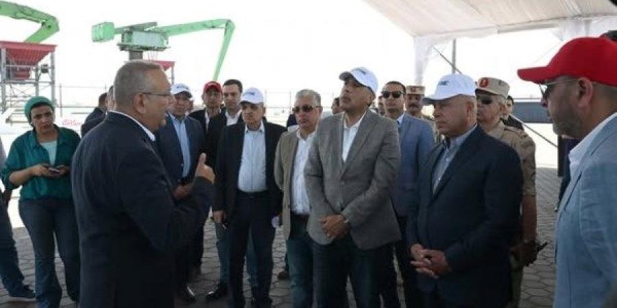 يوفران أكثر من 1,000 فرصة عمل.. رئيس الوزراء يتفقد مشروعي "رووتس" و"سكاي للموانيء"