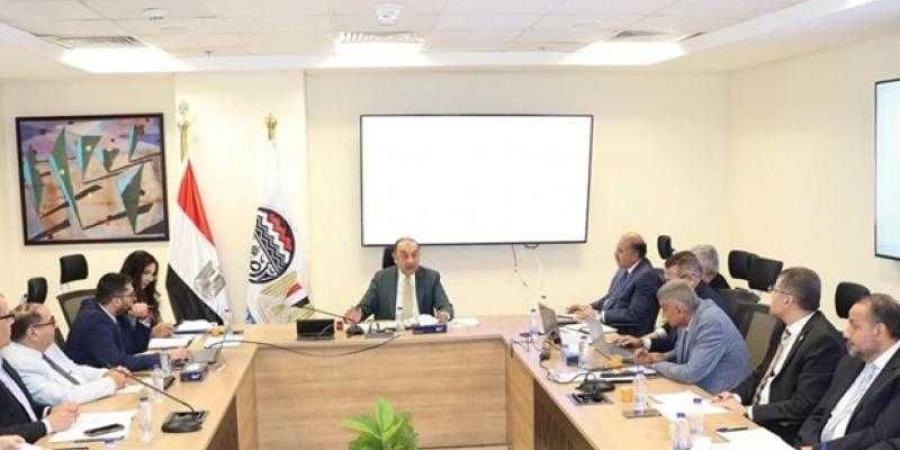 وزير
      قطاع
      الأعمال
      العام
      يعقد
      اجتماعًا
      موسعًا
      مع
      رؤساء
      شركات
      الأدوية
      التابعة
      لاستعراض
      مؤشرات
      الأداء