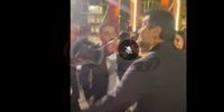 عصام
      الحضري
      يخطف
      الأضواء
      في
      زفاف
      ابنة
      أحمد
      سليمان..
      ووصلة
      رقص
      تجمعه
      بأحمد
      حسن
      (فيديو)