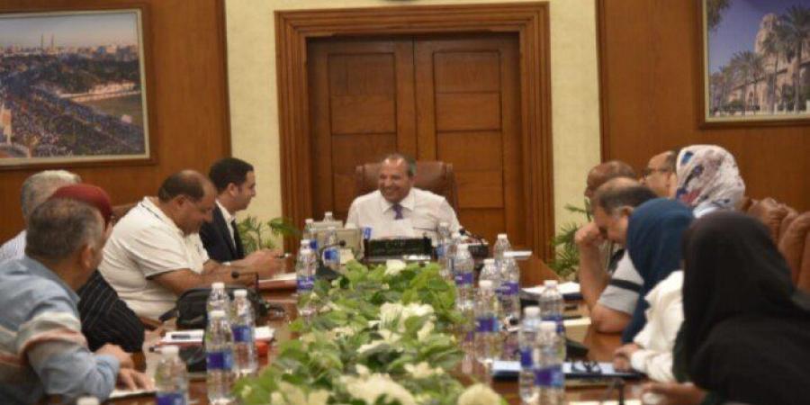 محافظ
      بورسعيد
      يُناقش
      خطة
      رفع
      كفاءة
      وصيانة
      الحدائق
      العامة
      والمتنزهات