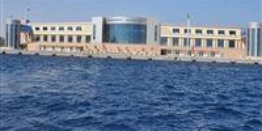 الأمواج
      وصلت
      لـ4
      أمتار..
      إغلاق
      ميناء
      الغردقة
      البحري
      لسوء
      الأحوال
      الجوية