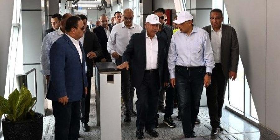 تمهيدًا لتشغيلها أمام المواطنين.. مدبولي يتفقد المرحلة الأولى للأتوبيس الترددي