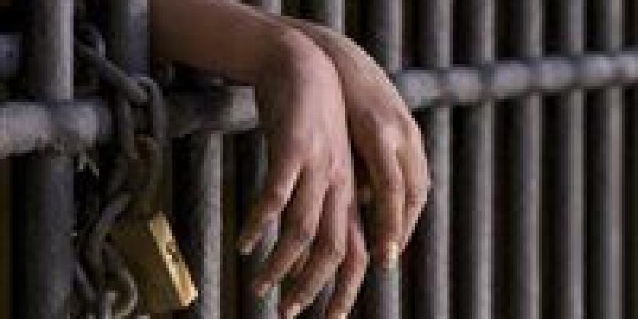 ضبط
      صاحب
      محل
      في
      الهرم
      يبيع
      ملابس
      شرطية
      وبحوزته
      بنادق
      رش