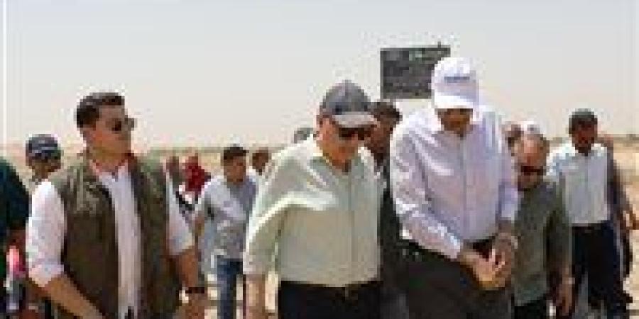 وزير
      الرى
      ومحافظ
      أسوان
      يتفقدان
      مشروع
      "
      سيل"
      بقرى
      وادىالصعايدة
      بإدفو
