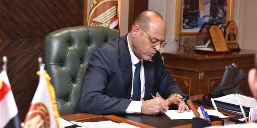وزير
      العمل
      يعتمد
      صرف
      مليون
      و594
     ...