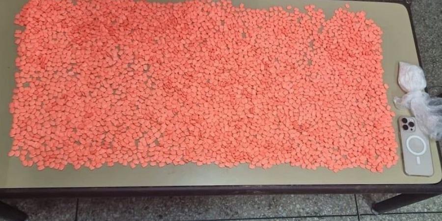 ضبط
      مروج
      للمخدرات
      بالدار
      البيضاء