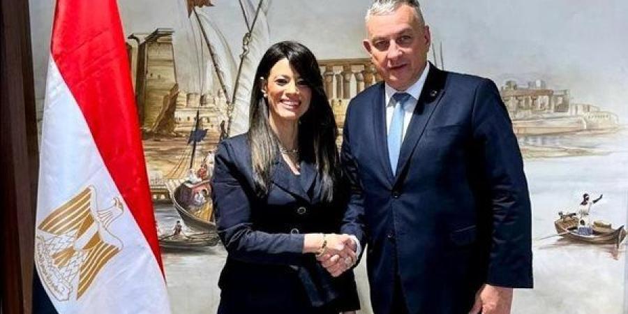المشاط
      تبحث
      مع
      المفوض
      الأوروبي
      ...