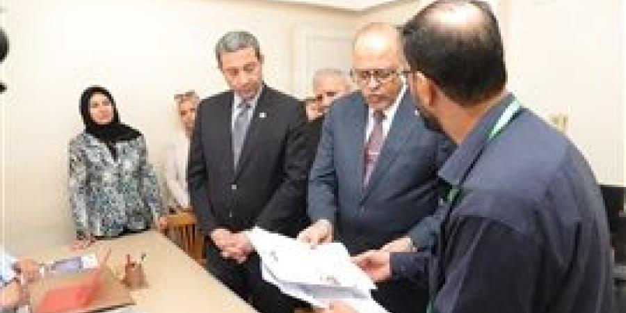 وزير
العمل
يتفقد
مديرية
العمل
ويحث
العاملين
على
تكثيف
الجهود
في
خدمة
المواطنين