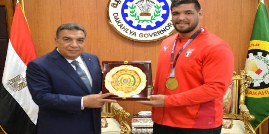 بعد
      حصوله
      على
      ذهبية
      أفريقيا
      فى
      المصارعة
      الرومانية..
      محافظ
      الدقهلية
      يُكرم
      عبد
      اللطيف
      مناع
      ابن
      دكرنس