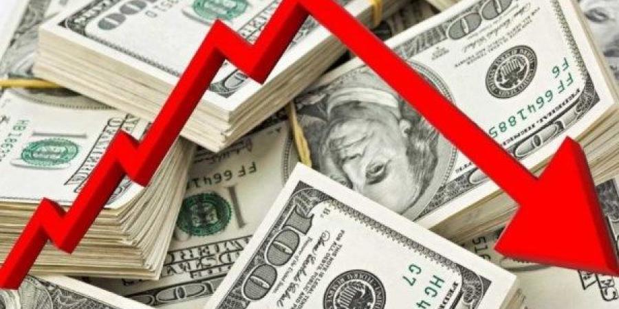 للمرة الأولى .. سعر الدولار ينخفض لأقل من 50 جنيهًا في البنوك