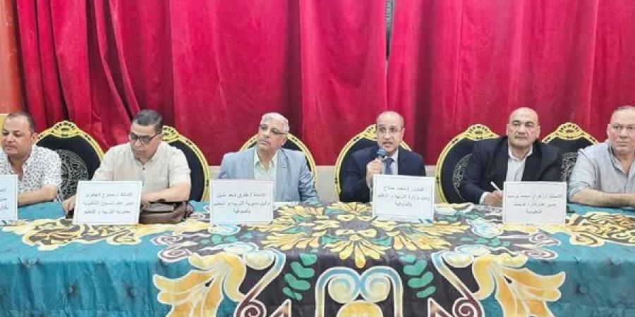 استعدادًا
      لامتحانات
      نهاية
      العام..
      وكيل
      "تعليم
      المنوفية"
      يواصل
      اجتماعاته
      مع
      رؤساء
      لجان
      الإعدادية