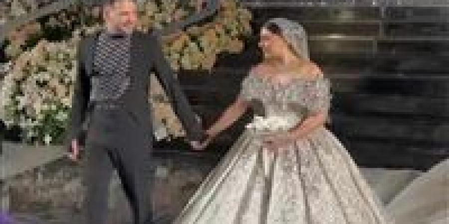 لابس
      قميص
      شفاف..
      الصور
      الأولى
      من
      حفل
      زفاف
      مسلم