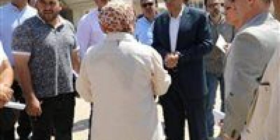 استعدادات
      مكثفة
      قبل
      الافتتاح
      الرسمي..
      محافظ
      الجيزة
      يتفقد
      أعمال
      التطوير
      بمحيط
      المتحف
      المصري
      الكبير