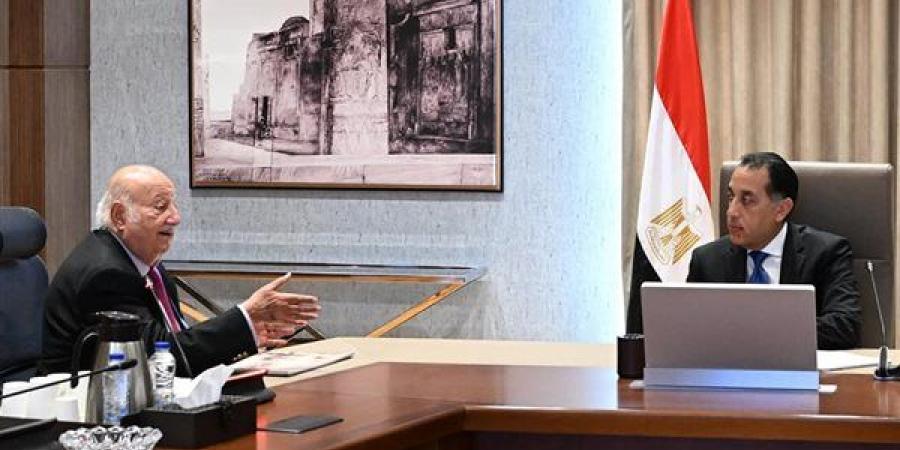 رئيس
      الوزراء
      يستعرض
      مقترحا
      ...
