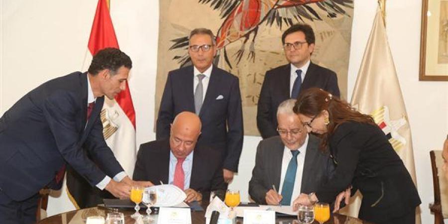 البنك
      الأهلي
      المصري
      يتكفّل
      بتمويل
   ...