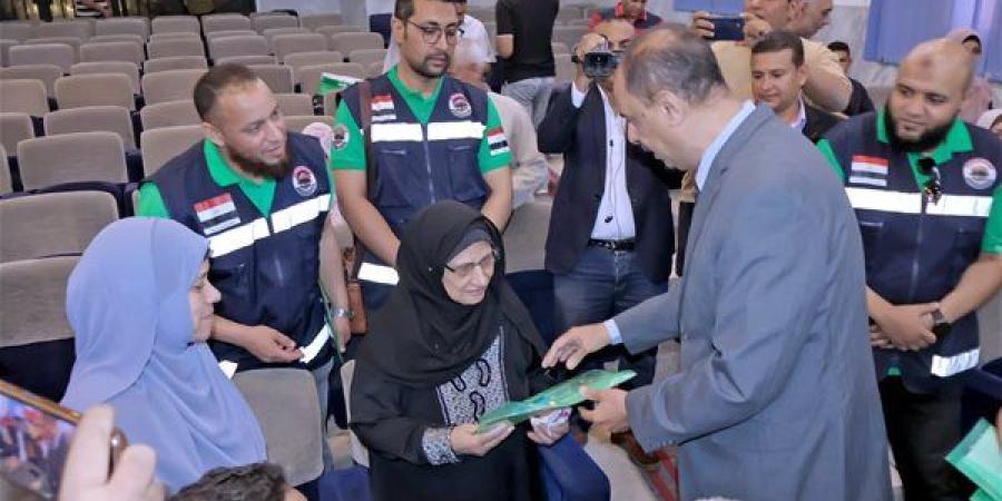 محافظ
      سوهاج
      يسلم
      تأشيرات
      وتذاكر
      الحج
      للفائزين
      بقرعة
      الجمعيات
      الأهلية
